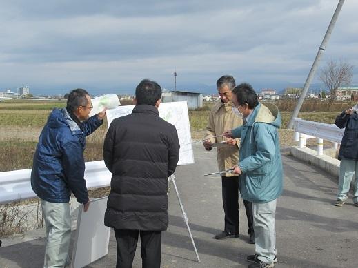 現地視察をしている市長の写真