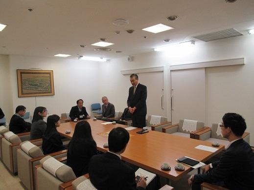 壮行会で挨拶する市長の写真