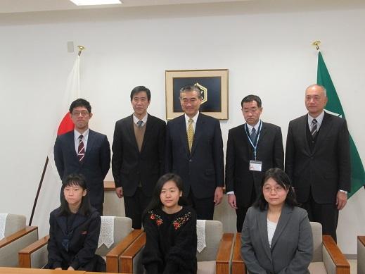 壮行会でみなさんと記念撮影の写真