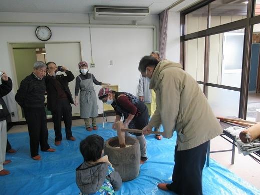 餅つき大会でもちつきをしている市長の写真