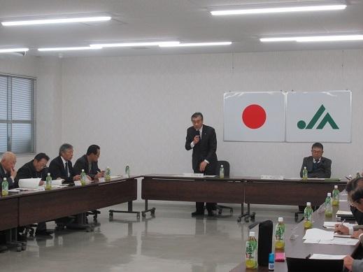 臨時総会であいさつを行っている市長の写真