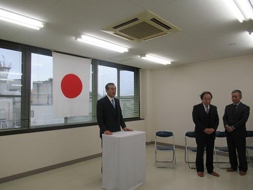 仕事納め式で挨拶する市長の写真