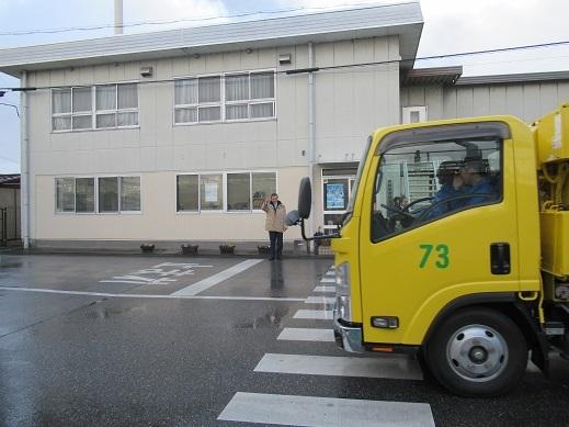 職員のみなさんに激励を行っている市長の写真
