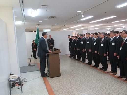 職員の前で訓示を行っている市長の写真