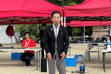 挨拶している様子