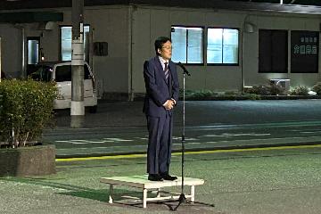 挨拶している様子