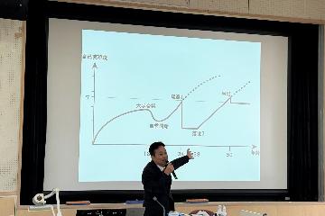 講義している様子