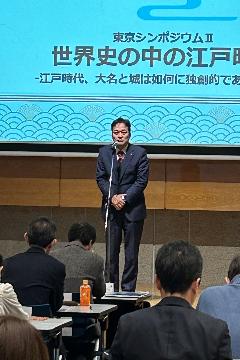 挨拶している様子