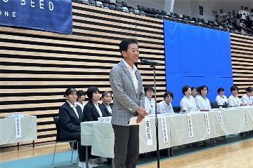 挨拶している様子