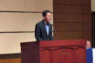 挨拶している様子