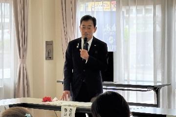 挨拶している様子