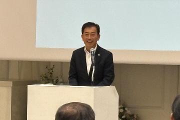 挨拶している様子