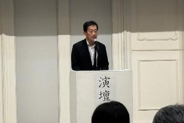 挨拶している様子