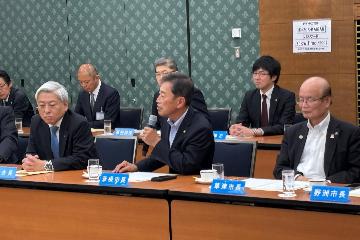 挨拶している様子