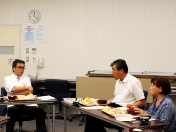 病院食を試食している市長たちの写真