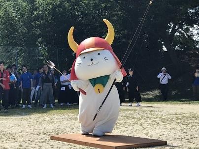 弓と矢を手に持っているひこにゃんの写真