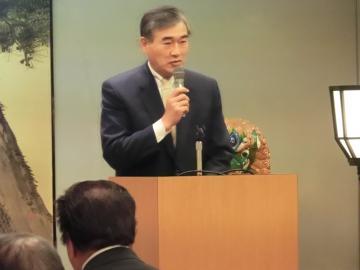 懇親会会場にてお祝いのことばを述べる市長の写真