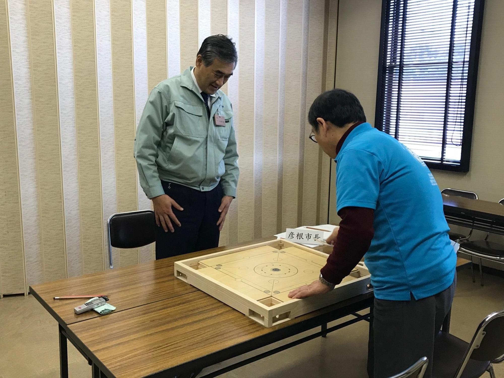 巡回市長室で2組目と話をする市長の写真