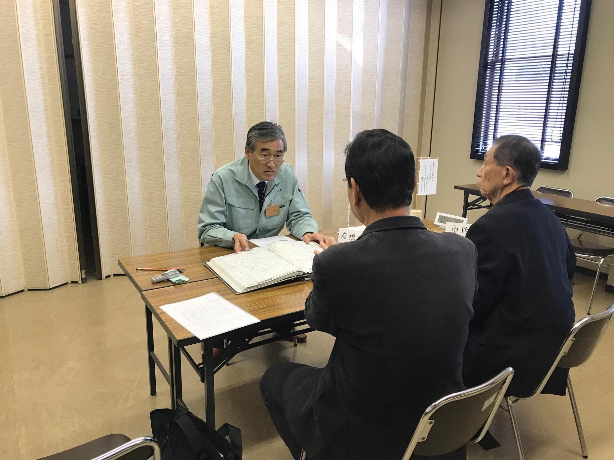 巡回市長室で3組目と話をする市長の写真