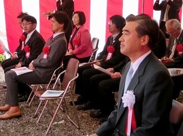 起工式で着席をしている市長の写真