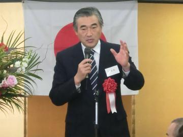 名刺交換会会場で来賓として挨拶をする市長の写真