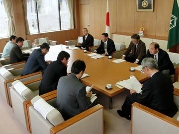 稲枝地区連合自治会の皆さまと面談している市長の写真