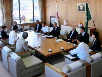 稲枝稲枝地区連合自治会・稲枝地区まちづくり協議会の皆さんが来庁された様子の写真