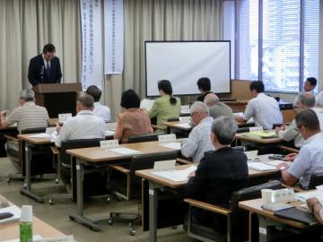 着席している人権擁護推進委員の前で挨拶をしている市長の写真