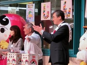 オープニングセレモニーで拍手をしている市長の写真