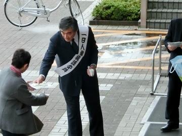街頭啓発で市民に話しかけている市長の写真