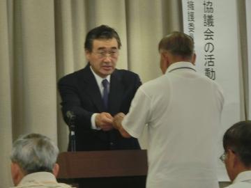 市長が人権擁護推進委員の一人に委嘱状交付している写真