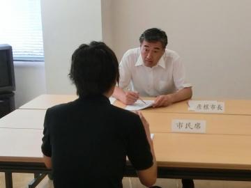 市民から話を聞いている市長の写真