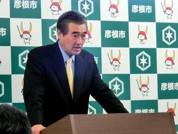 会見をしている市長の写真