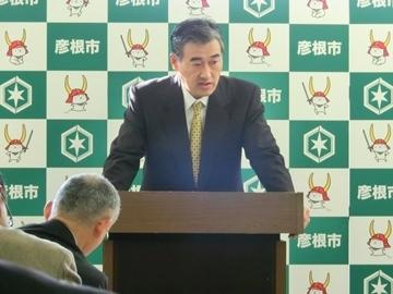 定例記者会見をしている市長の写真