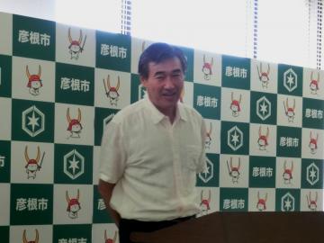 記者会見で挨拶をしている市長の写真
