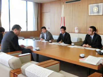 観光協会の方と意見交換をしている写真