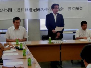 びわ湖・近江路観光圏活性化協議会に出席している市長たちの写真