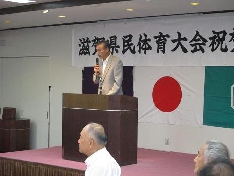 第70回滋賀県民体育大会慰労会であいさつをしている市長の写真