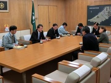 滋賀県教育委員会文化財保護課の皆さんとの意見交換の様子を後方から撮った写真