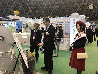 ブースで話をしている市長の写真