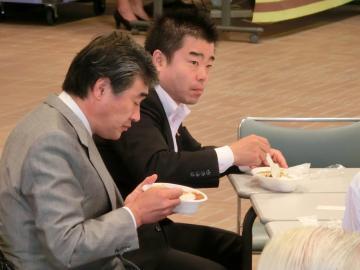 近江地域学会会場のランチ懇親会で鹿カレーを食べている市長の写真