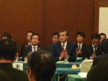 第5回定期総会で拍手をしている市長の写真
