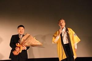 舞台あいさつをしている市長の写真