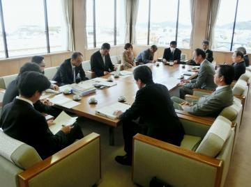 正副会頭と意見交換をしている写真
