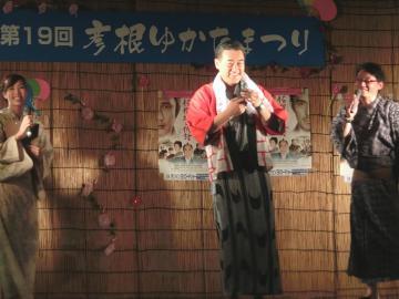 ゆかたまつりで浴衣を着て笑顔の市長の写真