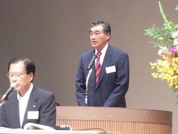 壇上で話をしている市長のアップの写真