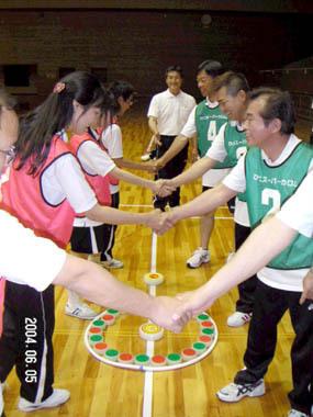 スーパーカロムの試合前に両チームが握手をしている写真