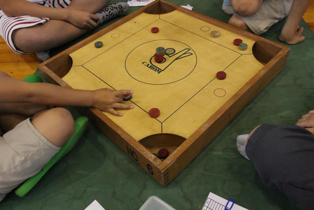 彦根の伝統的ゲーム「カロム」／彦根市
