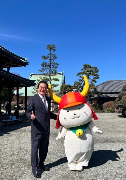 豪徳寺にて、高橋さんとひこにゃんのツーショット写真