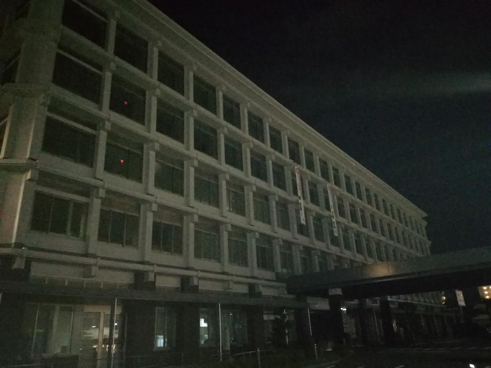 別角度から見た、明かりが消えた夜の本庁舎の画像